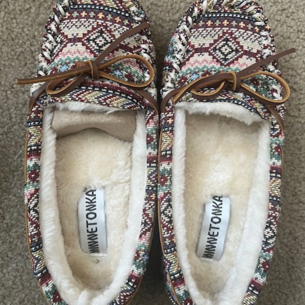 Minnetonka Size 7 NWT Slippers - Fun Print!